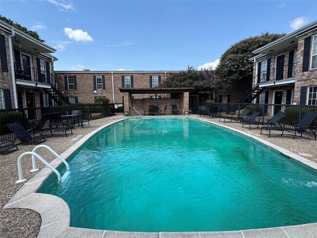 Building Photo - 6402 Del Monte Dr