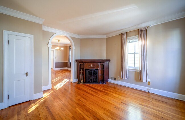Building Photo - Historic Elegance in Old Town Alexandria