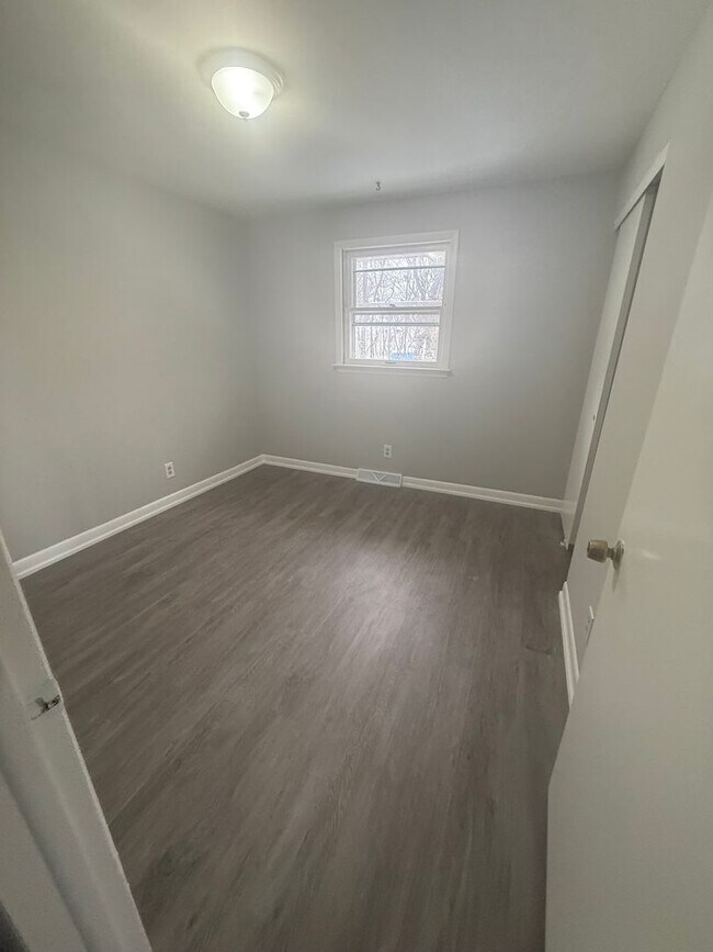 Building Photo - 4 Bedroom House