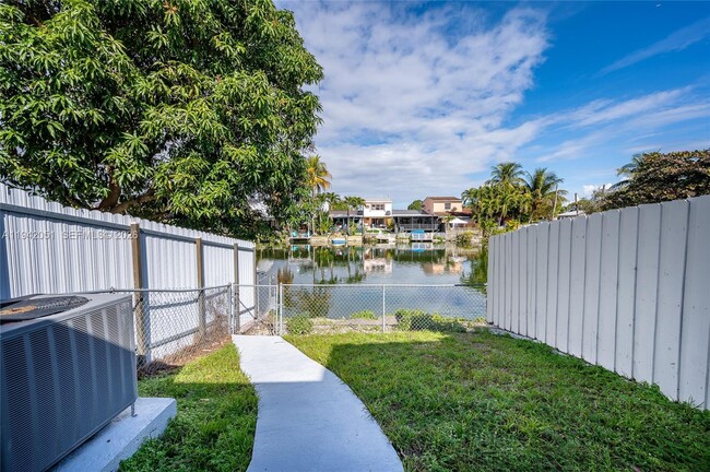 Building Photo - 1345 W 71st St