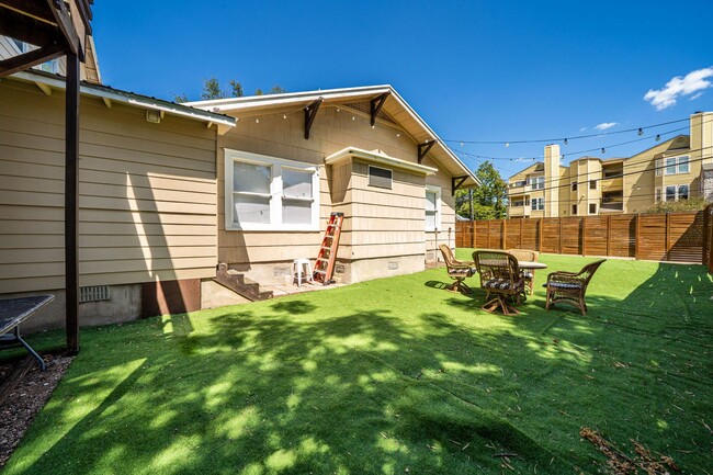 Building Photo - UT PRE-LEASE: 5 bed / 3 bath Remodeled Wes...