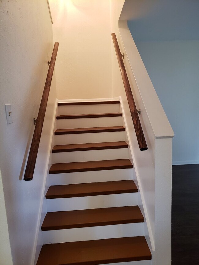 Building Photo - 2 Bedroom 2.5 Bath Townhouse with covered parking