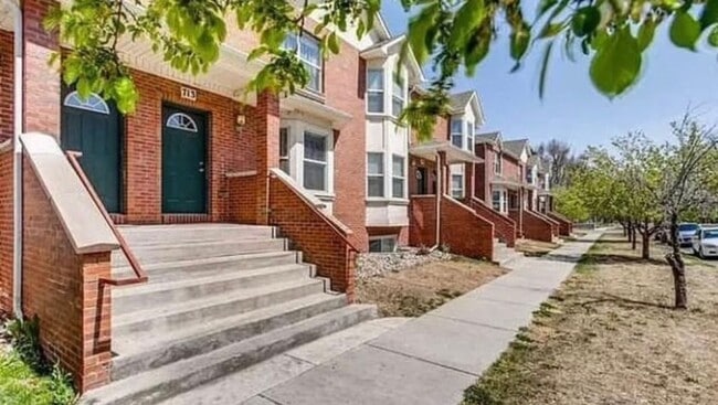 Building Photo - 4 Bedroom, 2.5 Bath Townhome in Greeley