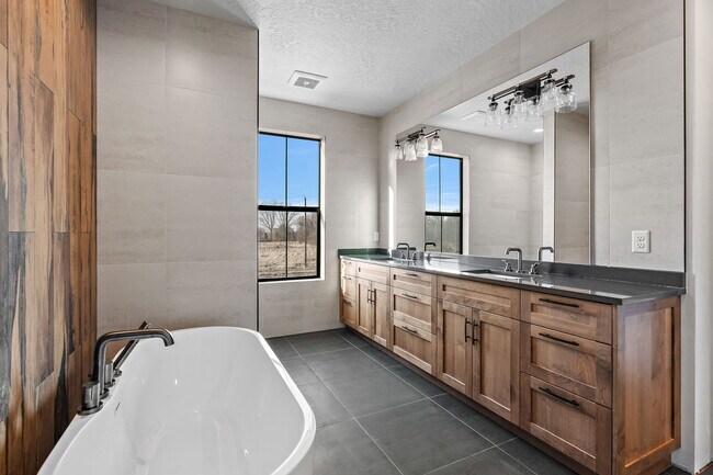 Building Photo - 98 S Carbon Rivet Ave