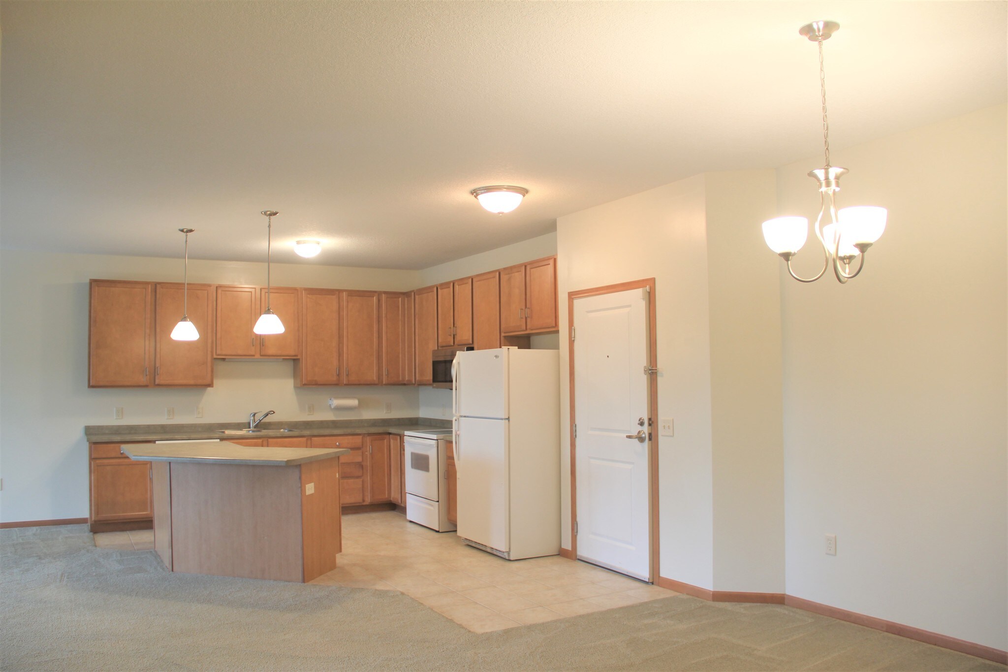 Building Photo - 2103 Silver Bell Rd