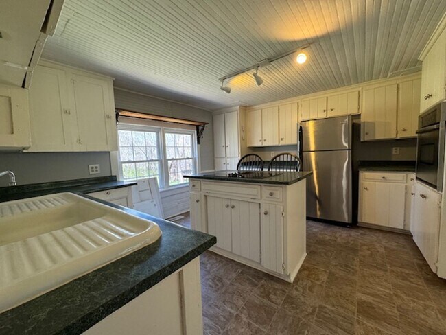 Building Photo - Farmhouse on 5 acres in Northern Greenville County with room for 2 horses and small farm animals!