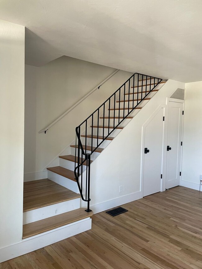 Building Photo - Remolded Mid-Town / South-West location wi...