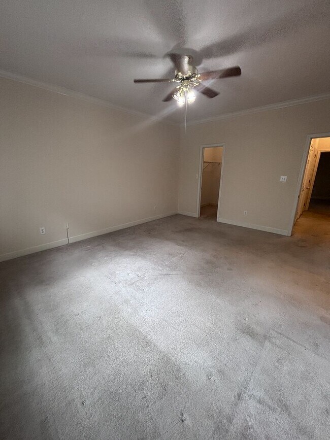 Building Photo - 256 Crest Lake Dr
