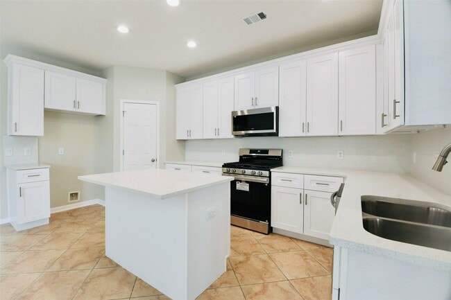 Building Photo - 815 Robins Way