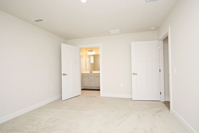 Building Photo - One Level Living With Amenities!