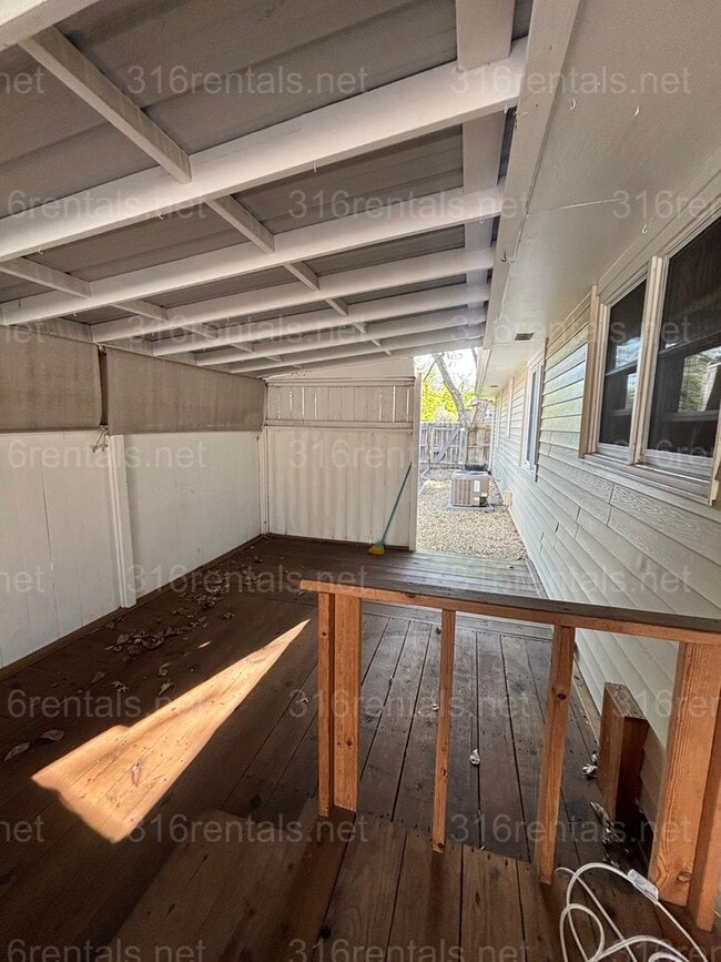 Building Photo - 3 bed 1 1/2 bath house available Now!!