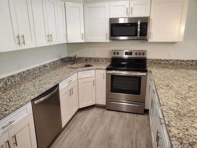 Building Photo - Coming Soon Newer 3x2 Duplex Unit