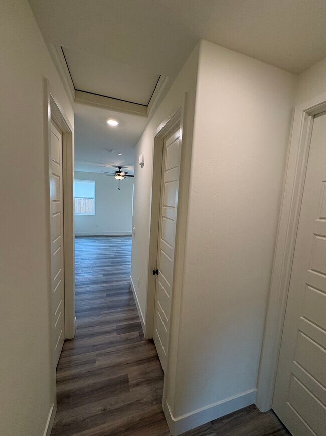 Building Photo - NW Visalia Home Rent Ready! Walking distance to Oak Grove