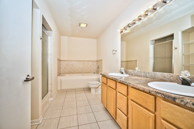 Building Photo - 2317 W Wolfram St