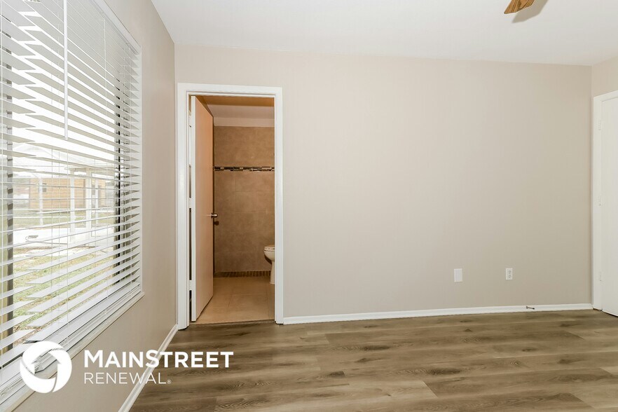 Building Photo - 426 SW Eastport Cir