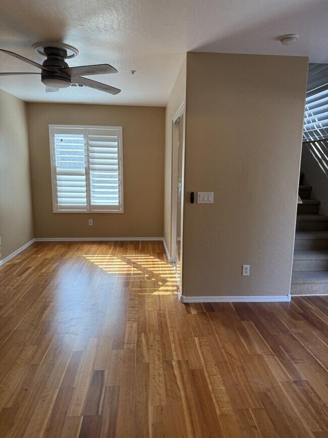 Building Photo - Tri-level townhouse at Gilbert & Guadalupe!