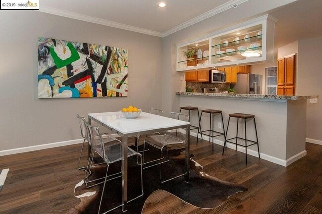 Building Photo - Comfortable 2BR Condo with Patio - Gated Oakland Living