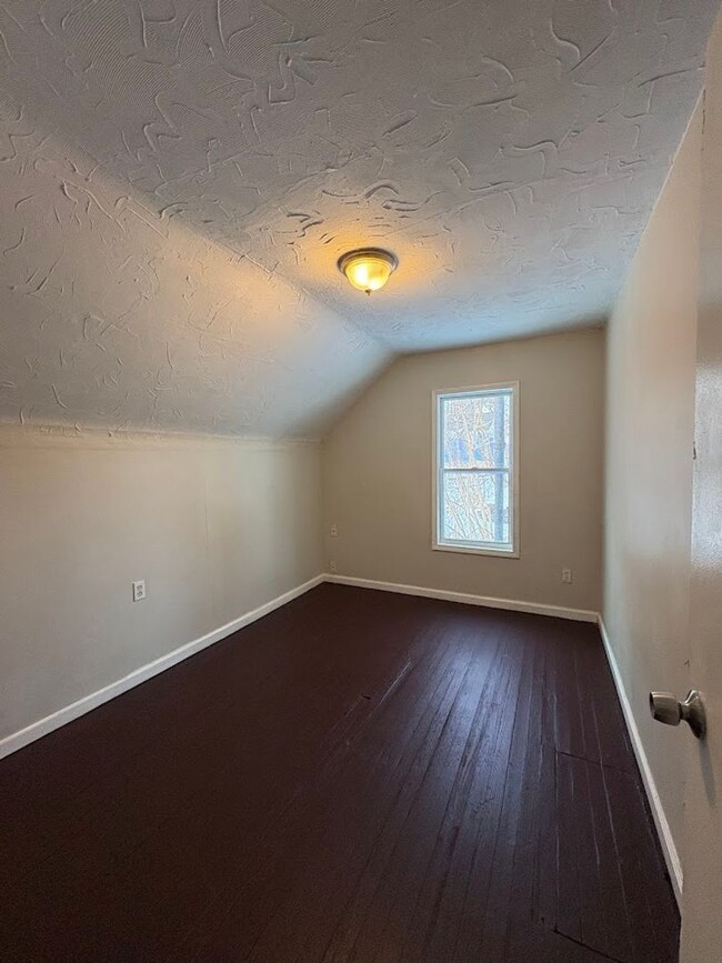 Building Photo - Three bedroom one bathroom home for rent