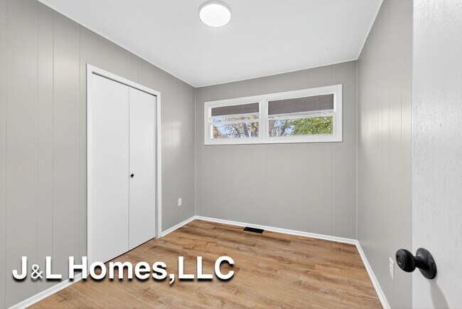 Building Photo - 1655 Westfield Dr N