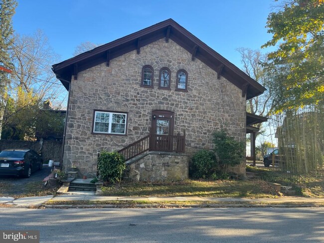 Building Photo - 228 Forest Ave