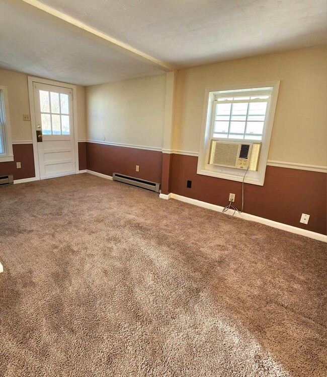 Building Photo - Adorable upstairs apartment