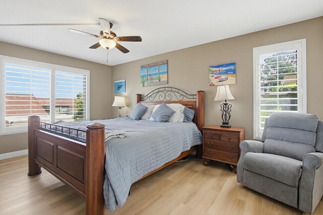 Building Photo - $3,200 - Charming 2-Bedroom + Optional 3rd Bedroom/Office Condo in Desirable Oaks North 55+ Commu...
