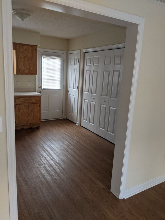 Building Photo - Two bedroom, 1.5 townhouse in Graham (Park...