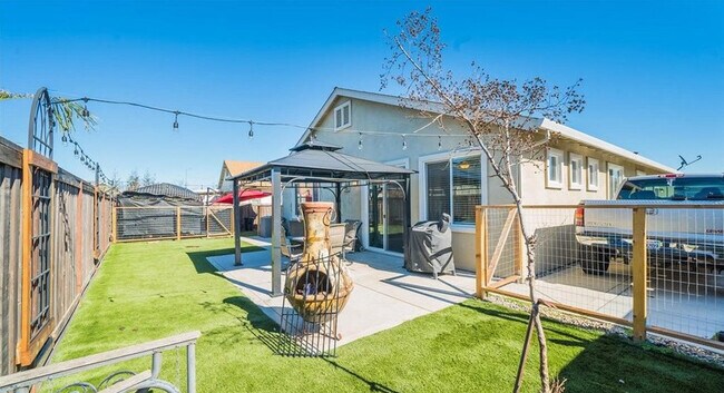 Building Photo - 3 Bedroom Home for Rent in Chico CA | Meadow Brook Ranch, Fireplace, Washer & Dryer