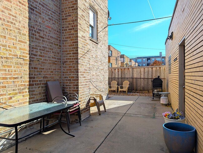 Building Photo - 300 S Austin Blvd