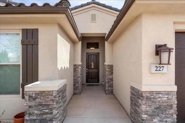 Building Photo - Bright and Spacious 3 Bedroom Home in Wash...