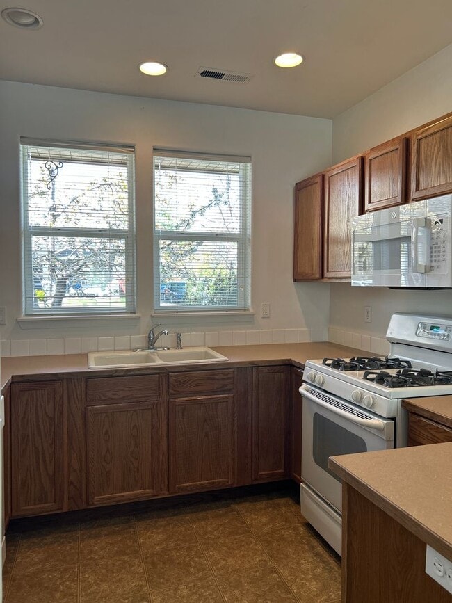 Building Photo - Cozy 3 Bedroom Home in SW Bend!