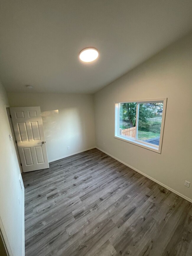 Building Photo - Brand new 2024 Kalama Home with Modern des...