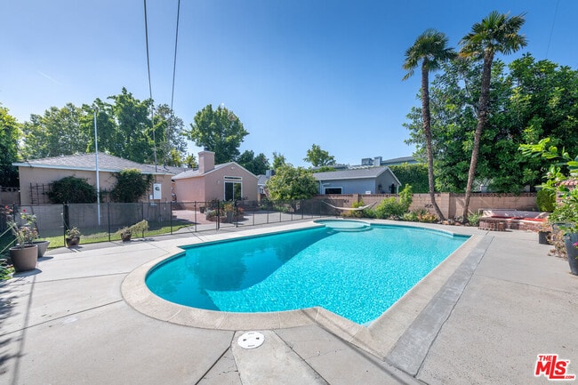 Building Photo - 4948 Petit Ave