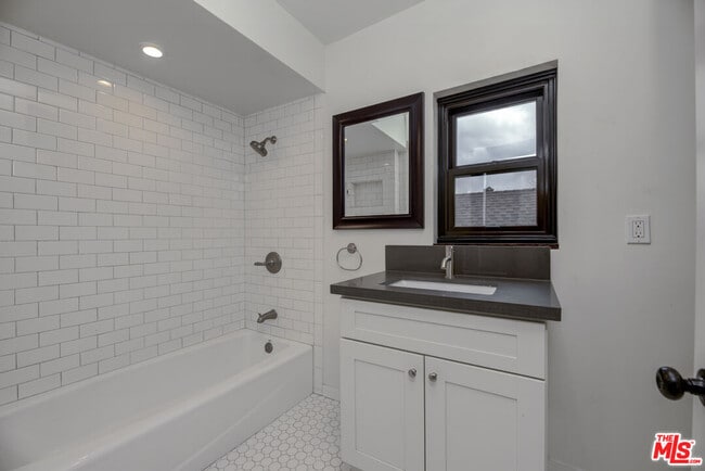 Building Photo - 140 Roselawn Pl