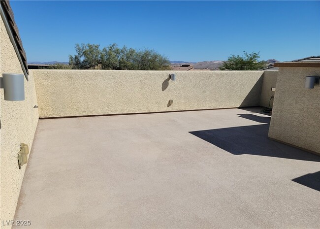 Building Photo - 10465 Saddle Mountain St