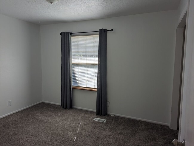Building Photo - 3 Bedroom on the north side of Twin Falls