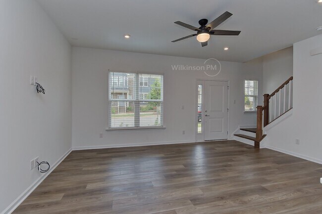 Building Photo - Beautiful 3BD/2.5BTH Townhouse with Commun...