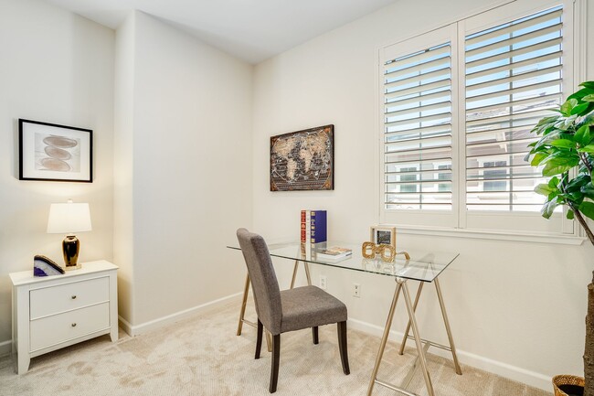 Building Photo - Comfortable and nicely upgraded home for r...