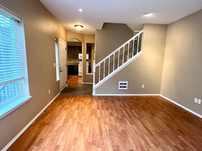 Building Photo - Gorgeous townhome in Redmond