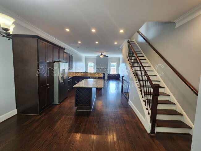 Building Photo - 200 Marion Pl NE