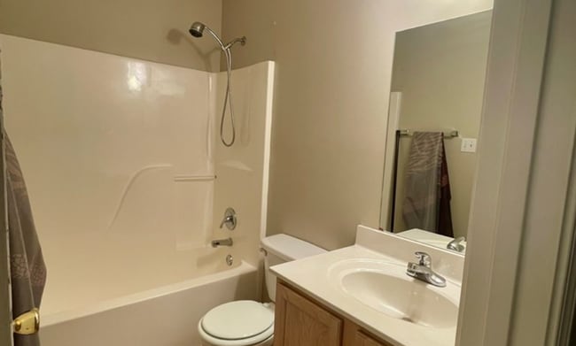 Building Photo - 3 Bed/2 Bath