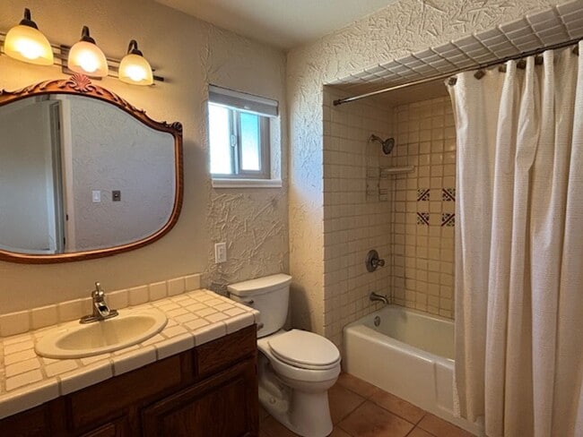 Building Photo - 3 Bedroom - 2 Bath Pool Home on the Golf Course