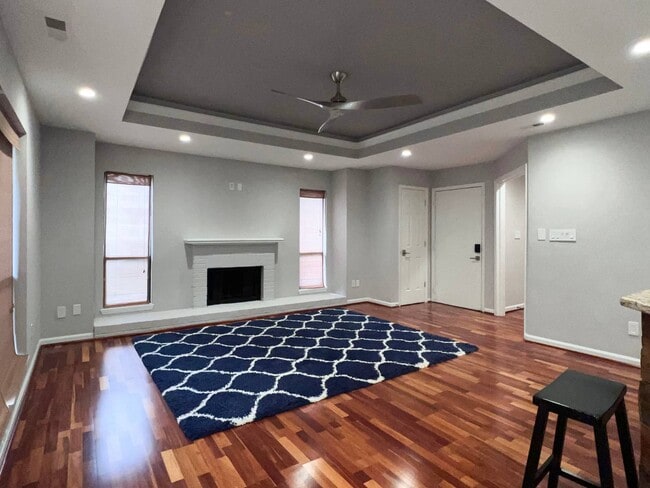 Building Photo - 221 New Kent Pl