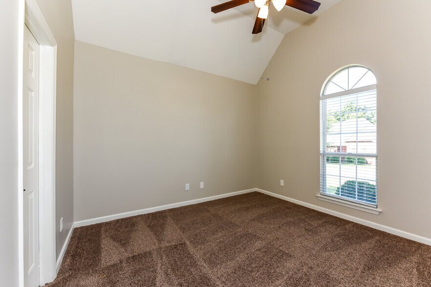 Building Photo - 900 Bluebird Ct