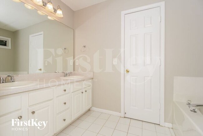 Building Photo - 27 Forest Point