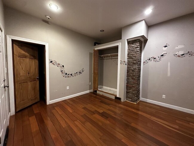 Building Photo - 45A Van Reypen St