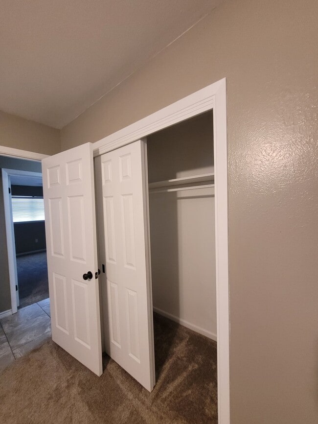 Building Photo - Move in ready 3 bed 2 bath home with 2 car...