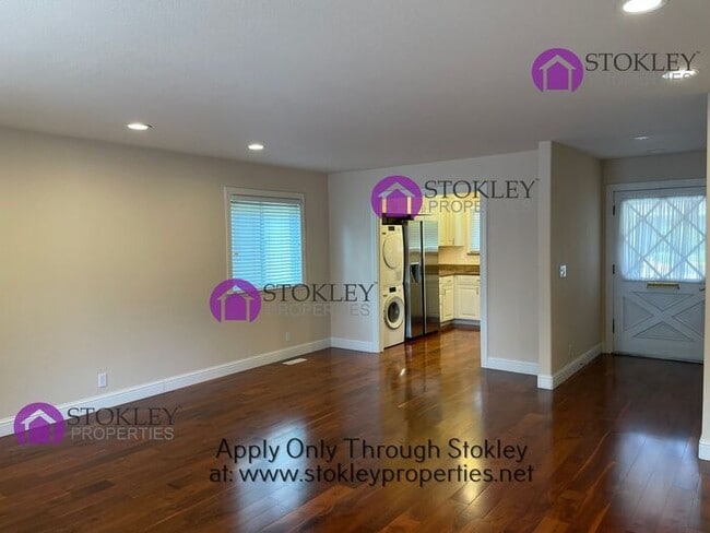 Building Photo - 105 Miramonte Dr