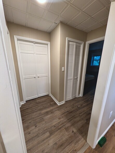 Building Photo - 390 Eastview Dr