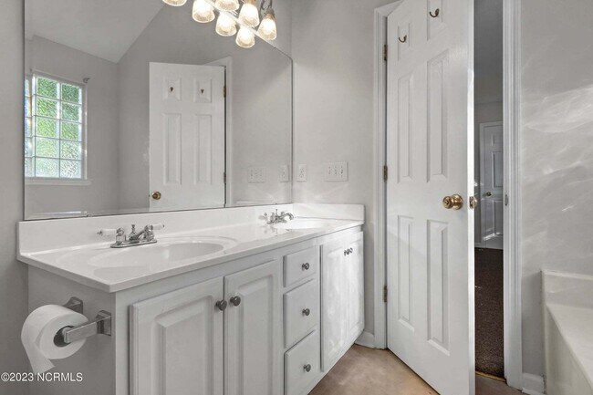 Building Photo - *** Promotion -- Sign lease by January 1 and receive $1000 off first months rent!!    3 Bedroom H...